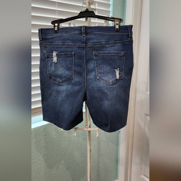 Time & Tru Maternity Denim Bermuda Shorts Sz Small NWT - Picture 3 of 6